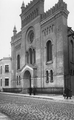 Tallinn synagogue ( 9)  at Maakri 5 (1883-1944)
Dubrovkin (with a violin) and the violin player Levin (blond) - this is written on the back of the photo. 
