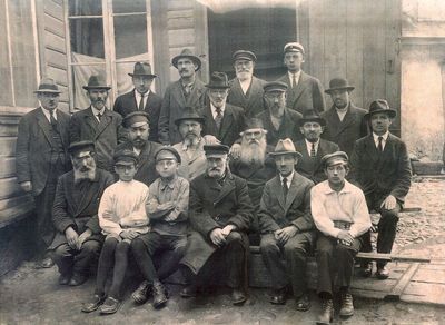 Small minian in Tartu (small synagogue congregation) - 1922 or before
The picture was  taken before or at the departure of the congregation shoichet Eliachu Melamed to South Africa in 1922. Eli Melamed is the man wearing the cap.
Minian katan since 1872 at Raekoja tn. (J. Kaplan)
