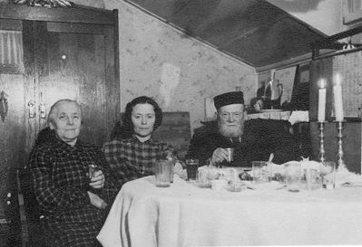 Rav Kats with family - 1945
Rav Kats with wife and daughter Toni (d. 1999)
