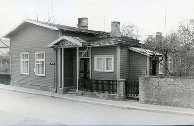 "Juudi kirik" - (Jewish church) - house that was used as a praying house in Kuressaare (Saaremaa). The picture from 1998.
"Old inhabitants of Kuressaare remember that this house at Pikk str. 14 was known as "Jewish church". The house belonged to Mendel and Malka Grünhut, the latvian Jews who moved to Kuressaare. Mendel Grünhut was a merchant, who was making and selling hats. The few Jews of Kuressaare gathered in this house for prayer - this explains the name of the house - "the Jewish church". After the death of parents, their children Sara, Beile-Sonja, Ruven and Henny sold the house to the wife of the youngest son of the known Kuressaare merchant Bergman...."
           Translated from Luule Piibur article in "Meie Maa" (1996), Nr.52, April 4, p.7

Mendel Grünhut lived from 1868 till 1933. The house was totally renovated in 1960's and made "simpler". The picture is from the Saarema museum.
