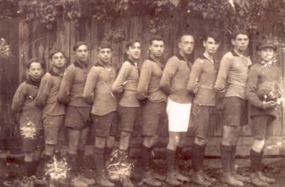 Tallinn Maccabi football team - 1922

Left to right - ?, Jossi Pakkin, ?, ?, Tevje Lipavski, ?, ?, ?, Okka Pakkin 
