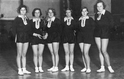 Estonian women athlets team
The names on the back:S. Teitelbaum (the first from left), M. Oravas, H. Sadam, M. Plens (?), ?, ?
