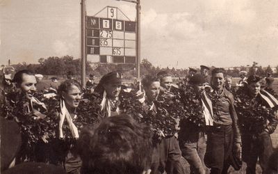 The Estonian Motorcycling Championship at the Tallinn hippodrome - 12/6/1938
Left to right: Sava Kletski, V. Holming (Finland), R. Triik, E. Hausenberg, ?, ?, L. Rompanen (Finland)
