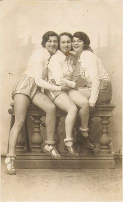 Maccabi girls 19/4/1928
Left to right: Sarra Teitelbaum, ?, Rosi Fürst (Prensky)
Keywords: [T] [P] [F]