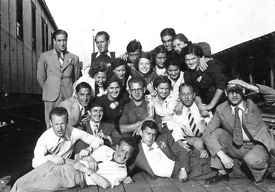 Going to Baltic Maccabia in Kaunas - august 1936
Left to right.
Top (5): Lazar Rosenberg, Schmuel Haitov, Schura Kaplan?, Ljeva Glicksberg, Sima Majofes
Next "row" (6): Genja Schagal, Netti Rein (Gleser), Zenni Gleser, ?, Jetti Gleser, Njusa Passov
Next row (6): Hirsch Kitt, Rebecca Haitov, Solomon Judeikin, ?, Benjamin (Haim) Kitt, Abram Paturski
At bottom (4): Mischa Stein, ?, Schagal, ? 

