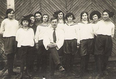 Maccabi girls team.
Left to right: ?, Rosa Prensky, 
