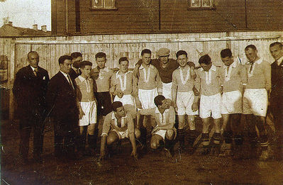 "Maccabi-A" team Tallinn - 1/9/1928.
Standing left to right:
Maljavski, Asnovitsch, Schulmann, Schur, David Rybak, Jakob Vigderhaus, Maks (Mendel Leib) Haitov, Herman Meiertal, Slutski, Simon Kitt, Josif Pakkin, Oka Pakkin, the referee.
In the front Rubanovitsch and Eduard Klas. 
