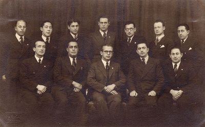 Maccabi board - 1938-9
Left to right.
Standing: Benjamin (Haim) Kitt, ?, Kopel Koslovski, Samuel Rybak, Abram Paturski, Mischa Stein, ?
Sitting: David Schagal, ?, Solomon Judeikin, Leo Epstein, Poiske Meiertal
