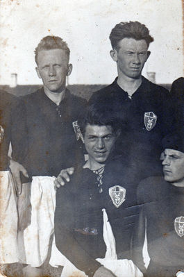 "Võitleja" Narva footbal team members - 1931/2 
In the middle - Arie (Lev) Haitin 
