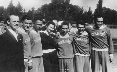 Maccabi team in Helsinki
Left to right: Mischa Stein, Haim Resnik, Gilinov?, Zenya Koslovski, Abram Fainmann; Salomon Sochatsevski; Mendel Grinstan
