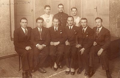 Vaad (management) Maccabi 1933?
Left to right.
Standing: Herman Meiertal, Israel Itzoch, Kit
Sitting: Viktor Feigin, Nissan Asnovitsch, Markovitsch, ?, David Schagal, Jakob Vigderhaus
