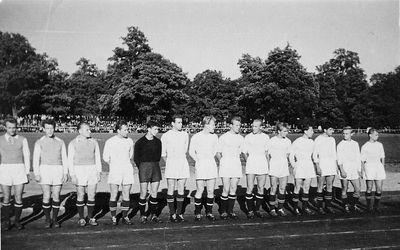 ? footbal team.
6th from left Boris Pakin
