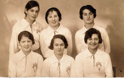 Maccabi women handball team. 1928.
Left to right.
Top: Sara Pavlovski (Schulkleper), Rebekka Judeikin (Scher), Sara Herzenberg (Buras)
Sitting: ?, ?, Sara Teitelbaum
