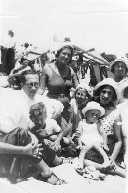 Arlosoroff family - 1932
Left to right: Haim Arlosoroff, Dani Rosolio, Olja Rubin (Schapiro), Shula Arlosoroff, Shaul Arlosoroff, Sima Arlosoroff (Rubin)
Keywords: [R]