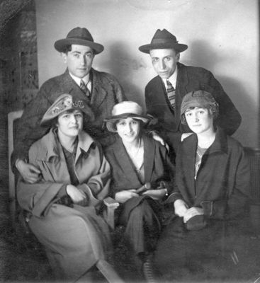 Rubin - Berlin 1922-23
Left to right.
Sitting: Olja Rubin (Schapiro), Sima Arlosoroff (Rubin), ?
Standing: ?, Heiman Rubin
