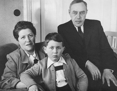 Brin family ~ 1953, Viljandi
Rebekka (Reni, Riput) Brin (Goldberg), Viktor Brin, Dr Markus Brin (1900-1964)
