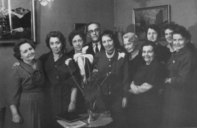 Russian Tallinn gymnasium graduates gathering - 1950s
Left to right.
Scheina Blumberg, Tsila Rosin, Dolly Schulklepper?, Moka Schats, Linzi Maisel, Gerta Markowitsch (Habicht), Frida Pessin, ?, ?, Pessin?
Keywords: [unknown]