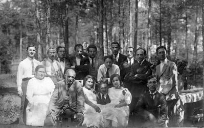 Elva 1921
Left to right.
Sitting: Rosa Maltinski, ?, ?, Josif Maltinski,  Bertha Gens (Maltinski), ?
Standing: Zali Gens, Nosson Gens, Julius Gens, ?, ?
In the middle: Jakov Gens
Keywords: [G]