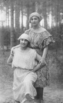 Sima Arlosoroff and Bertha Gens - Elva 1921
Sima Arlosoroff (Rubin) - left and Bertha Gens (Maltinski)
