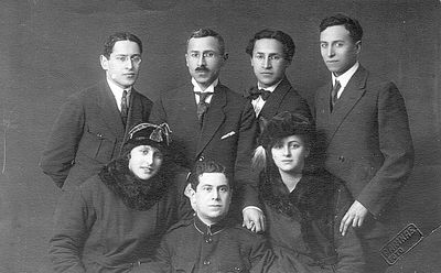 Gens, Perlman and Rubin families
Left to right.
Standing: Jakov Gens, Nosson Gens, Julius Gens, Herman Rubin?
Sitting: Sima Arlosoroff (Rubin), Arnold Perlman, Bertha Gens (Maltinski) 
Keywords: [P]