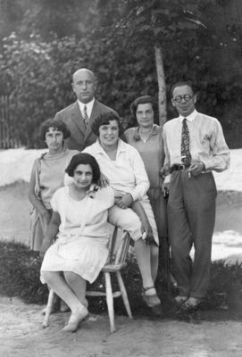 Pessins
Left to right.
Standing last row: Isak Stark, Frida Pessin, Elias (Elusch) Kirschbaum 
Middle row: Mira Pessin, Agi Berman (Kellert)
Sitting: Ljuba Pessin 
