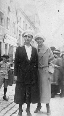 Potaschnikov shop
Berta Gens (Maltinski) and Sima Arlosoroff (Rubin) in front of the shop
