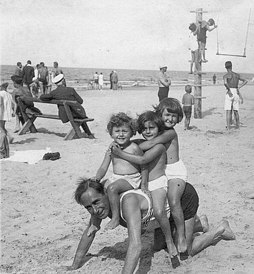 Gabriel Schapiro with children - 1929 Narva Jõesuu
Gabriel (Gavrjuscha) Schapiro with Nava Arlosoroff, Ruth Rubin and Gina Kropman
