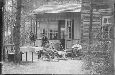 Gens family in Elva 1921
Left to right: Julius Gens Bertha Gens (Maltinski), Fanny Kellert, Nosson Gens
