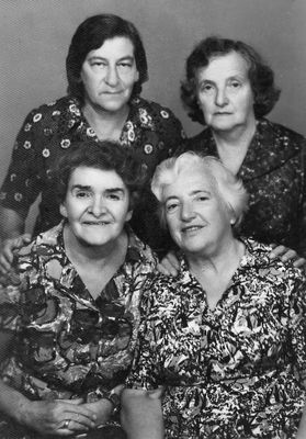 Friends ? 
Left to right.
Standing: Schats, Debora (Vera) Rabinovitsch
Sitting: Fruma (Manja) Milashevski, Kaplan
