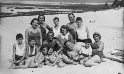 Braschinsky family
Left to right.
First row: Roma Drabkin, Hardy Braschinsky, Inna Gens, Beata Braschinsky, Jossif Braschinsky, Lyena Braschinsky, Ljuba Braschinsky (Gens)
Second row: ?, Anja Braschinsky, Leva Gens, ?, Raja Drabkin (Feinstein), Isak Braschinsky, Ljeva Braschinsky
