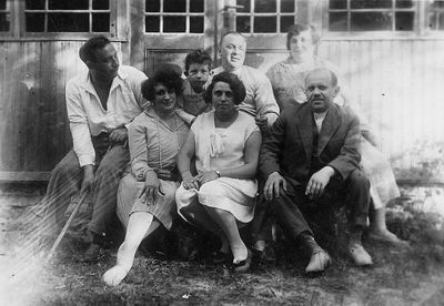 Braschinsky
Left to right: Jossif Braschinsky, Anna (Anchen) Braschinsky (Kaplan), ?, Dora Braschinsky (Levin), Benno Braschinsky, ?, ?
