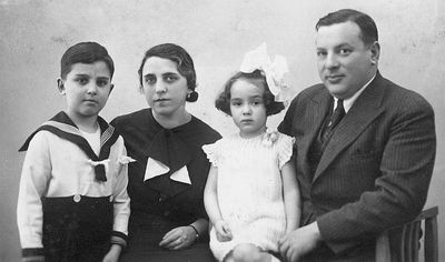 Josif Braschinsky family
Left to right: 
Josif (Osja) Braschinsky, Dora Braschinsky (Levin), Inna Teplitski (Braschinsky), Benno Braschinsky
