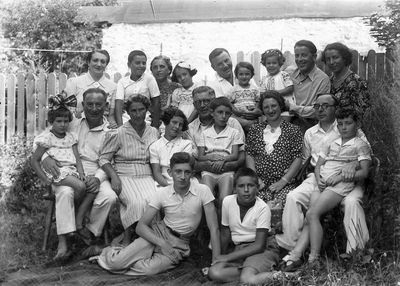 Braschinsky families in Narva Jõesuu
Left to right.
Top row: Anna Braschinsky (Kaplan), Josif (Osja) Braschinsky, Dora Braschinsky (Levin), Inna Teplitski (Braschinsky), Benno Braschinsky, Ruth Braschinsky, Faja Braschinsky, Isak Braschinsky, Anna Braschinsky (Ziv)
Sitting: Lia Roznev (Braschinsky), Jossif Braschinsky, Ljuba Braschinsky (Gens), Beata Braschinsky, Herman Braschinsky, Ljena Braschinsky, Zina Braschinsky (Tschernyakov), Jakov Braschinsky, Elchanan (Buby) Braschinsky
Sitting on the grass: Lev Braschinsky, Hardy Braschinsky
