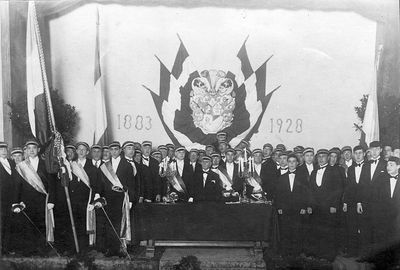 1928 - Limuvia 45th Anniversary
Left to right.
In front row: ?, ?, Ber (Baby) Levin, ?, ?, Moissei Serman, ?, Aleksandr Kan, ?
Standing behind and between the two chair persons - Adolf Woloshinsky (one of the founders)
