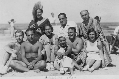 Hungerburg (Narva Jõesuu) - 1934
Second from right Isak Braschinsky, before him Anna Braschinsky (Ziv). Who are the others?
