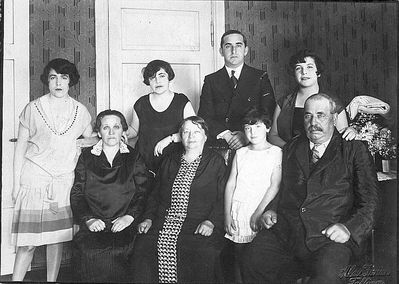 Eiser Kellert family
Left to right.
Standing: Fanny Duamel (Kellert), Meri Levski (Kellert), Levski, Agi Berman (Kellert)
Sitting: Aunt (probably father's sister), Riva Kellert (Goloskirov), Njusa Levski, Eiser Kellert  
