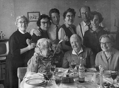 In Viljandi 1966
Left to right
Standing: Mery Scheberstein (Fürst), Mery Fell (Pavlovski)l, Fredi Stein, Ljuba Pavlovski, Abram Pavlovski, Õie Stein
Sitting: Rachil (Lina) Stein, Markus Stein, Atzi Perelman (Fürst), Lul Pavlovski
Keywords: [F] [P]