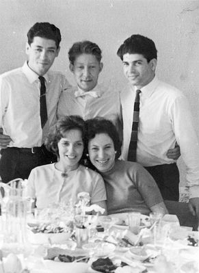 Fürst family - 23/2/1963 Viljandi
Left to right.
Standing - Andrei Fürst, Fredi Stein, Mark Fürst
Sitting - Õie Stein, Roni Fürst
Keywords: [S]