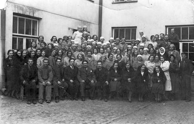 Fürst. Abram Fürst buttons factory in Tallinn (Tartu mnt. 13)
In the middle from left - Jakov, Abram, Isak Fürst
Keywords: [F]