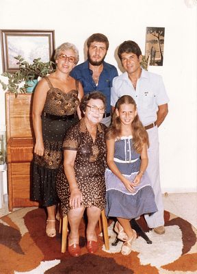 Fürst family - Ashdod 1981
Left to right.
Standing - Roni Fürst (Fell), Avi Fürst, Mark Fürst
Sitting - Mery Fell (Mandelkorn), Ruth Fell
