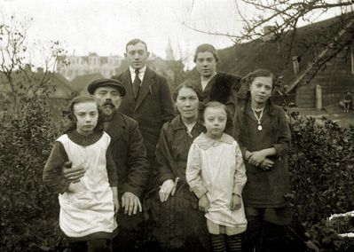 Nachumov family - Viljandi, 1917
Left to right.
Sitting: Nochum Nachumov (1864-1926) with Hasse Umov (Nachumov) (1908-), Eide Nachumov (Epstein)  with Lintzi Nachumov, Scheve (Pipsy) Bachumov
Standing: Leo Nachumov, Juganna Nachumov    
