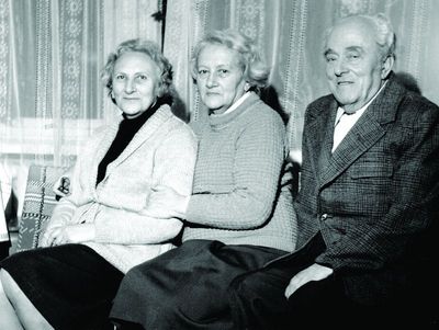 Wasserman siblings - Tallinn, 1991
Left to right: Mariascha Wasserman, Sore-Reize (Rezi) Goldmann (Wasserman), Perets Wasserman
