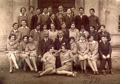 Tallinn - 1928. Jewish Gymnasium 15.5.1928
Left to right.
First row (sitting): Valentina Klompus (Poljak), Anna ?,  Sara Schulklepper, Samuil Gurin, Roosiste, Sara Rybka, Meri Scher, ?, Robi Scher
Middle row: Citron, Mira Rochlin (Schats), Basja Katchev(Schats),  Stella Schulklepper, Anja Rybak, Dora Haitov, Polina Rapoport, ?. ?, Bibi Heimann
Top row: Sara Buras, ?, ?, ?, Leo Ginovker, Nosson Stark (at top), ?, Boris Beilinson, Zalman Lerman?, ?, ?
at bottom: Meri Jankelson, ? 
Keywords: [unknown]