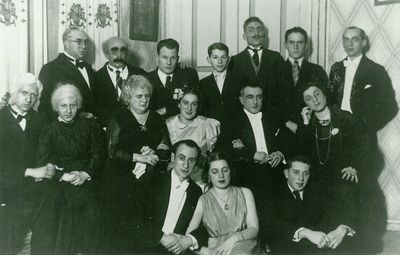 Tartu Jewish theater (~1938) "Schwer zu sein a kapzen"
Left to right

Top row: Aleksander Eidelkind, Moshe Drui, Israel Levin, Schimon Nadel (Nodel), Jacov Gelbart, Haim Resnik, Zeev Ratenberg
Middle row: Jossef Beltschikov, Dora Zagorye, Sara-Rachel Gutin, Esther Katzin, Schaul Hasin, Feigele Schur
Bottom row: Moshe Michelson, Selda Levin (Murschak), Rafael Hershaw (Hirschovitsch) 
