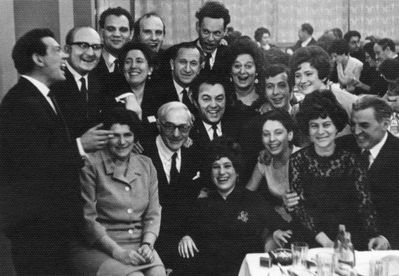 "Anna Frank" team
Left to right.
Bottom row: Berta Danzig, Leib Hasak, Avigail Fainstein, Inna Gelb, Nechama Beilinson, Jossef Schaikevitsch
Standing: Isaac Beilinson, Michail Scher, Abram Bam, Enna Krochik, Lev Beilinson, Tevje Majofes, Boris Passov, Ben Drui (in the center), Sima Libman, Mark Schagal, Julja Beilinson
