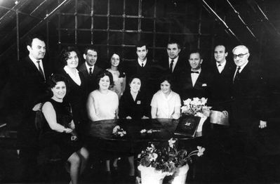 "Anna Frank" (1971)
Left to right (both rows together):
Ben Drui (producer), Avigail Fainstein, Linda Vernik (design), Isaac Beilinson, Sima Libman, Inna Gelb, Enna Krochik, Mark  Schagal, Julja Beilinson, Jossif Schaikevitsch, Tevja Majofes, Lev Beilinson, Leib Hasak

