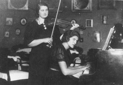 Musical sisters Feinstein
Raja Drabkin (Feinstein) - left with  Anna (Baby) Feinstein in Tallinn - probably in the beginning of 1930's.
Anna Feinstein emigrated to Palestine in 1935.
Keywords: [F]