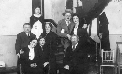 1936 - Pärnu "Achdut"  theatre - comedy "A retsept gegn Schvigers"
7/11/1936

Left to right.
Bottom: Haja Mandelkorn, Haja Ogints, Mihhail (Meische) Grodinski
Middle: Abba Klein, Frau Dr Levin
Top: Ljuba Pavlovski, Schabtai Permand, Riva Freiman
Keywords: Achdut [history]