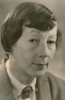 Anna Ekston (1908-1992), a ballerina, stage manager, and a teacher.
Keywords: [E]