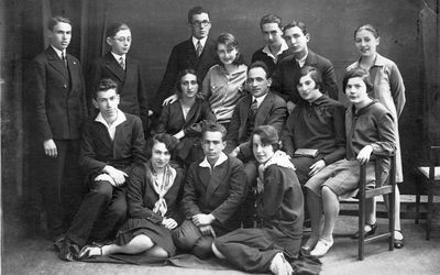 Tallinn - 1929. Jewish gymnasium 1930 graduation class in 1929 -  before the departure of teacher Bernstein
Left to right.
Top row: Wulf Gerschanovitsch, Issai (Saja) Levin, Abram Danzig, Bluma Rubanovitsch (Gabovitsch), ?, ?, Basja Danzig
Sitting middle row: Viktor Klompus, Yamima Rom (Gurevitsch), Bernstein, Fanni Glickman (Jakobson), Riva Itzoch
At bottom: Anna Klas (Gurevitsch), David Gerschanovitsch, Hansi Hoff
